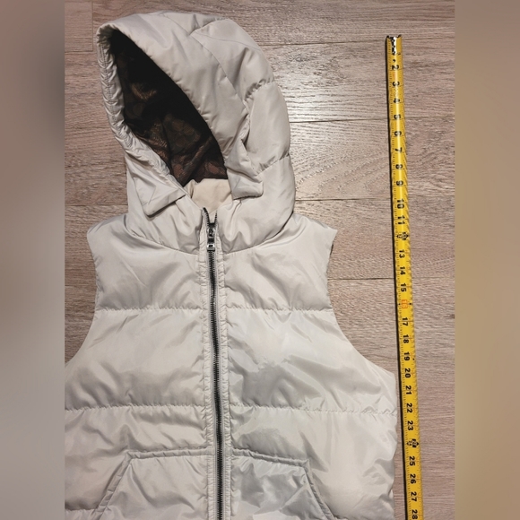 Coach hooded puffer vest with pockets. Pale gray/white/brown, size Medium - Picture 14 of 15